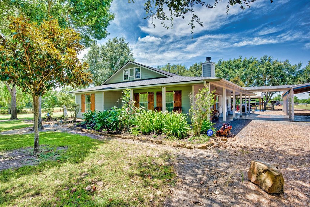 23104 Hopkins Lane, Damon, TX 77430