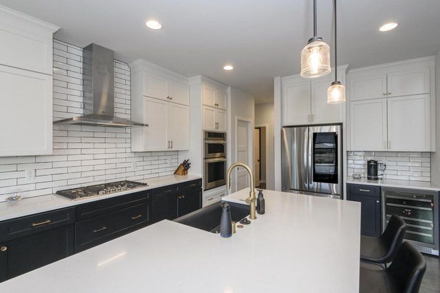 35105 Castle Rock DRIVE, Oconomowoc, WI 53066