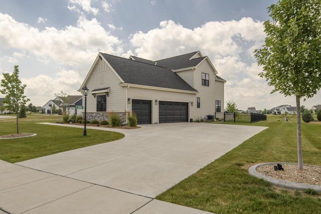 35105 Castle Rock DRIVE, Oconomowoc, WI 53066