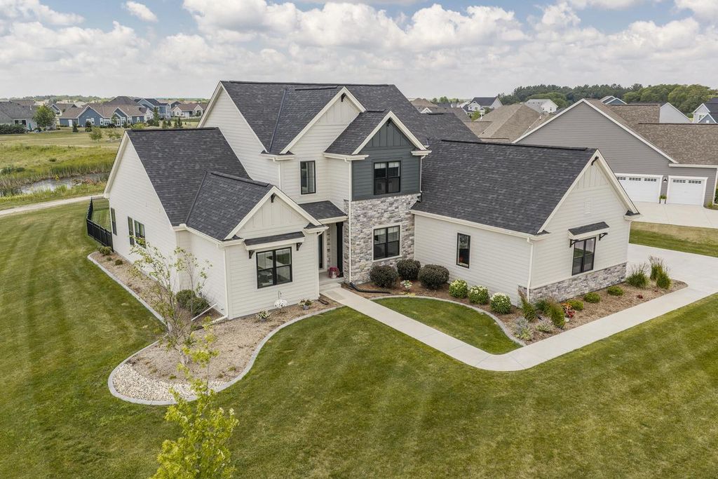 35105 Castle Rock DRIVE, Oconomowoc, WI 53066