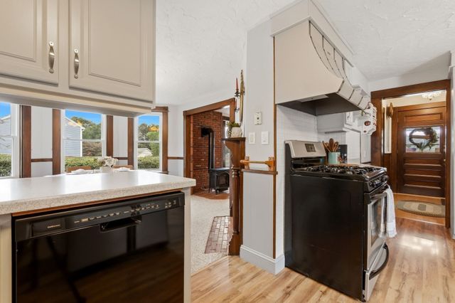4 Longfellow St, Beverly, MA 01915