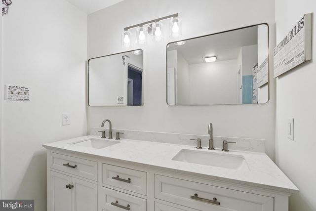 10 E RED OAK DR, Voorhees, NJ 08043
