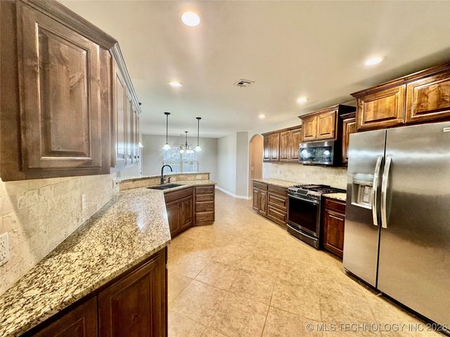 9206 N 95th East Place, Owasso, OK 74055