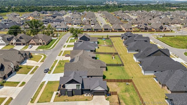 5813 E 126th Place S, Bixby, OK 74008