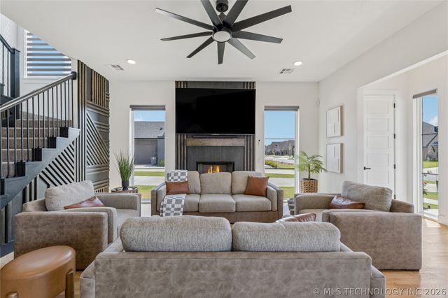 5813 E 126th Place S, Bixby, OK 74008