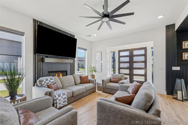 5813 E 126th Place S, Bixby, OK 74008