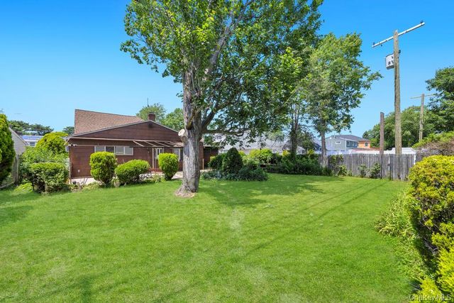 53 Bridle Lane, Hicksville, NY 11801