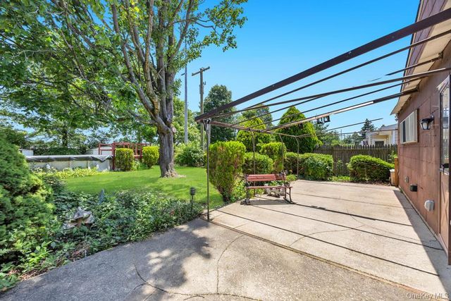 53 Bridle Lane, Hicksville, NY 11801