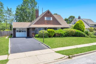 53 Bridle Lane, Hicksville, NY 11801