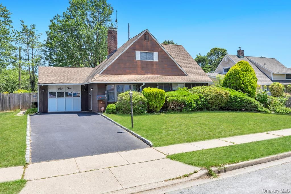 53 Bridle Lane, Hicksville, NY 11801