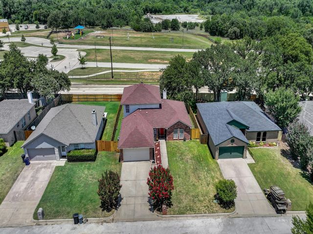 617 Oak View Court, Azle, TX 76020