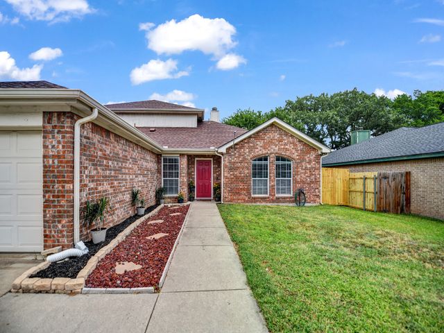 617 Oak View Court, Azle, TX 76020