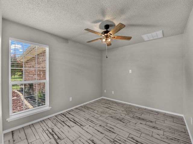 617 Oak View Court, Azle, TX 76020
