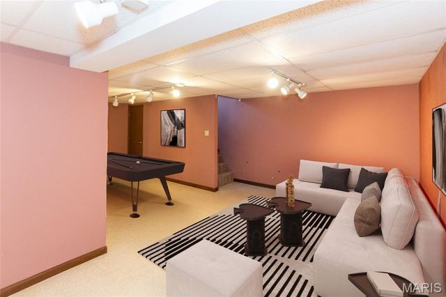 1031 Glenway Drive, St Louis, MO 63122