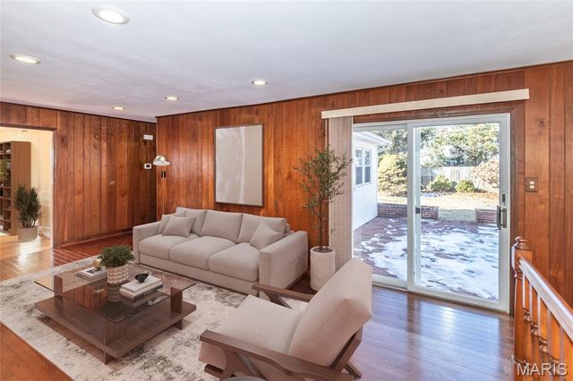 1031 Glenway Drive, St Louis, MO 63122