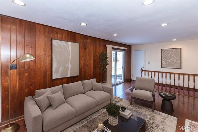 1031 Glenway Drive, St Louis, MO 63122