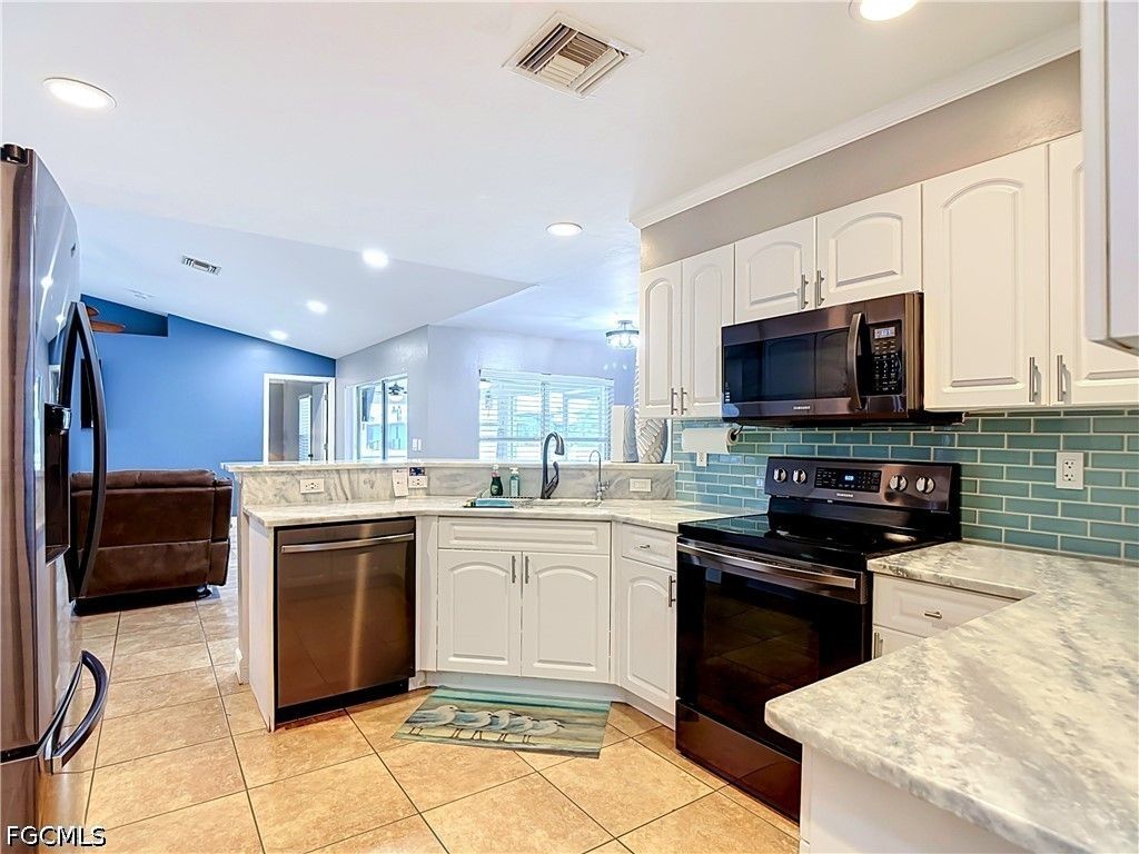 Image 22 of property listing at 3612 SW 8th CT, Cape Coral, FL 33914