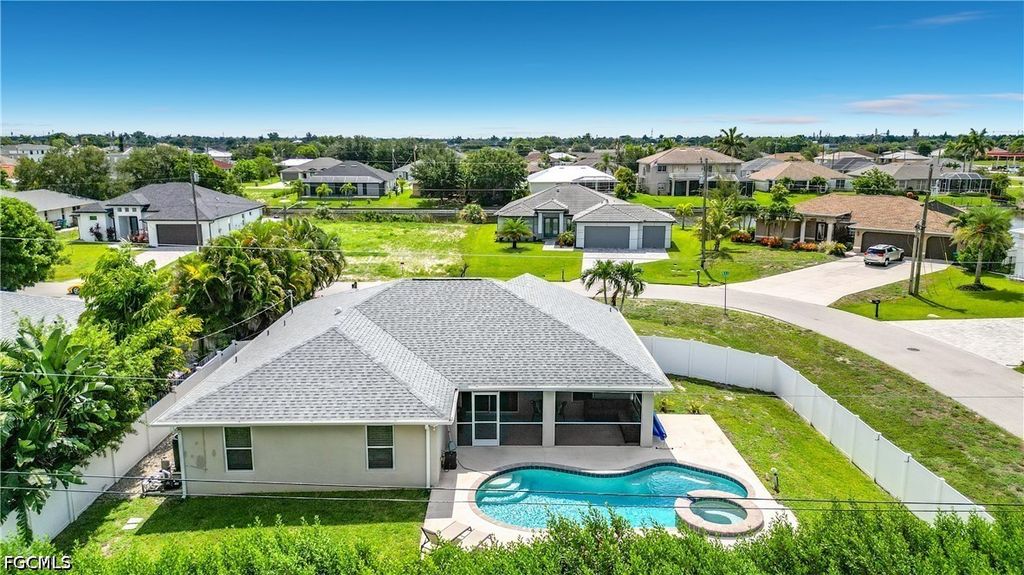 Image 3 of property listing at 3612 SW 8th CT, Cape Coral, FL 33914