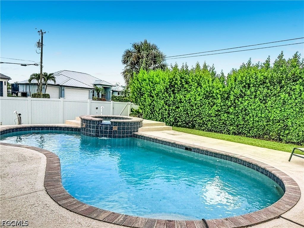 Image 4 of property listing at 3612 SW 8th CT, Cape Coral, FL 33914