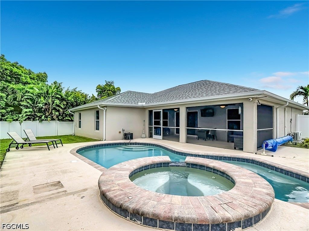Image 5 of property listing at 3612 SW 8th CT, Cape Coral, FL 33914