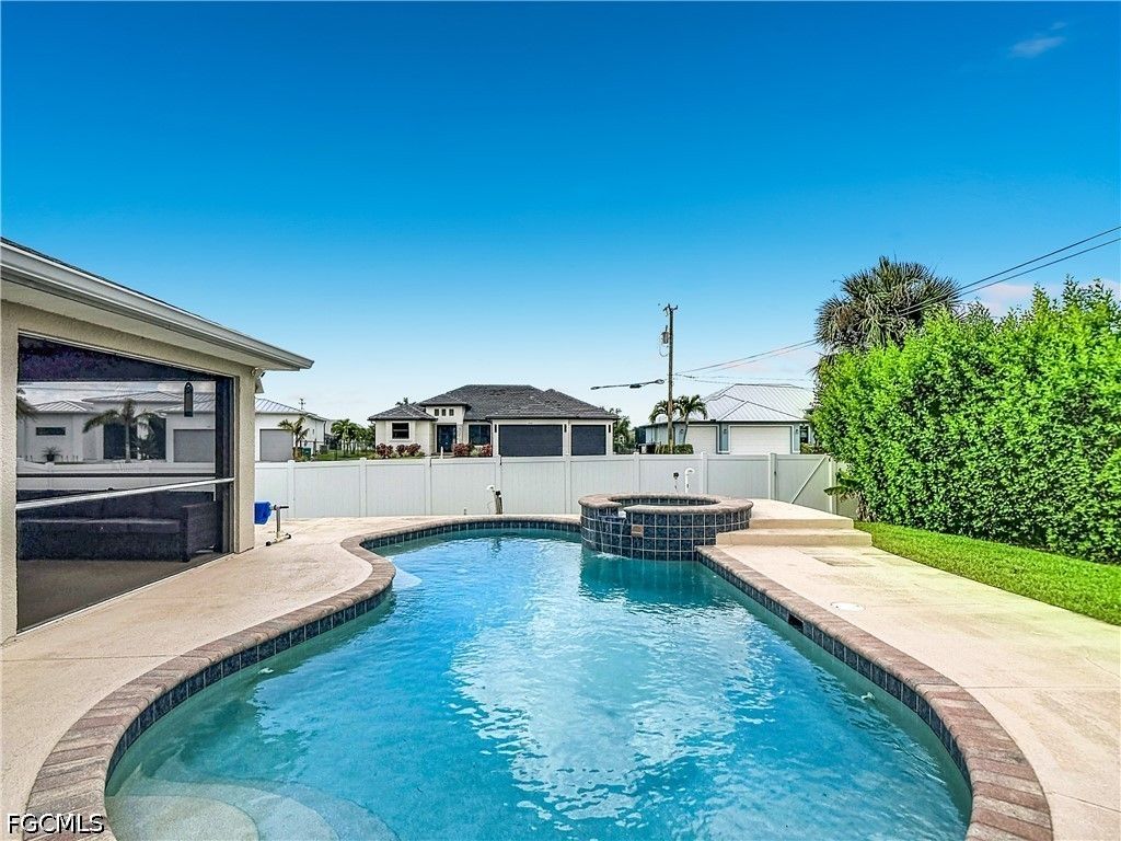 Image 6 of property listing at 3612 SW 8th CT, Cape Coral, FL 33914