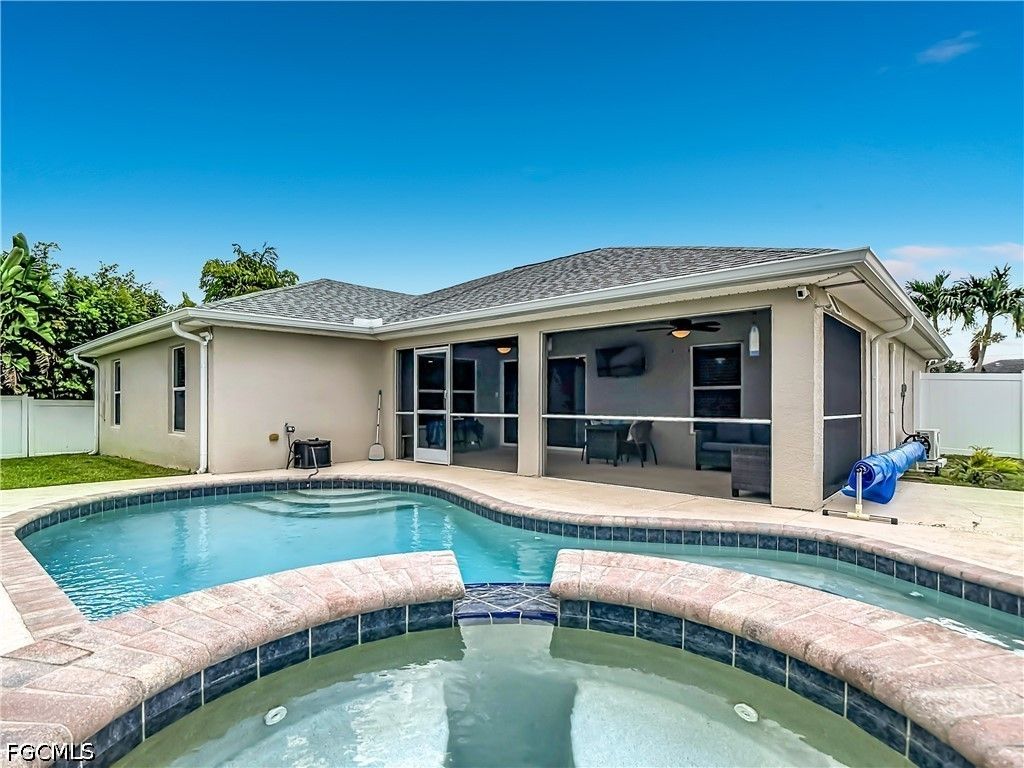Image 7 of property listing at 3612 SW 8th CT, Cape Coral, FL 33914