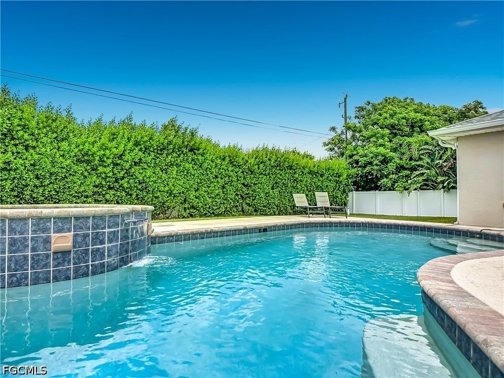 Image 8 of property listing at 3612 SW 8th CT, Cape Coral, FL 33914