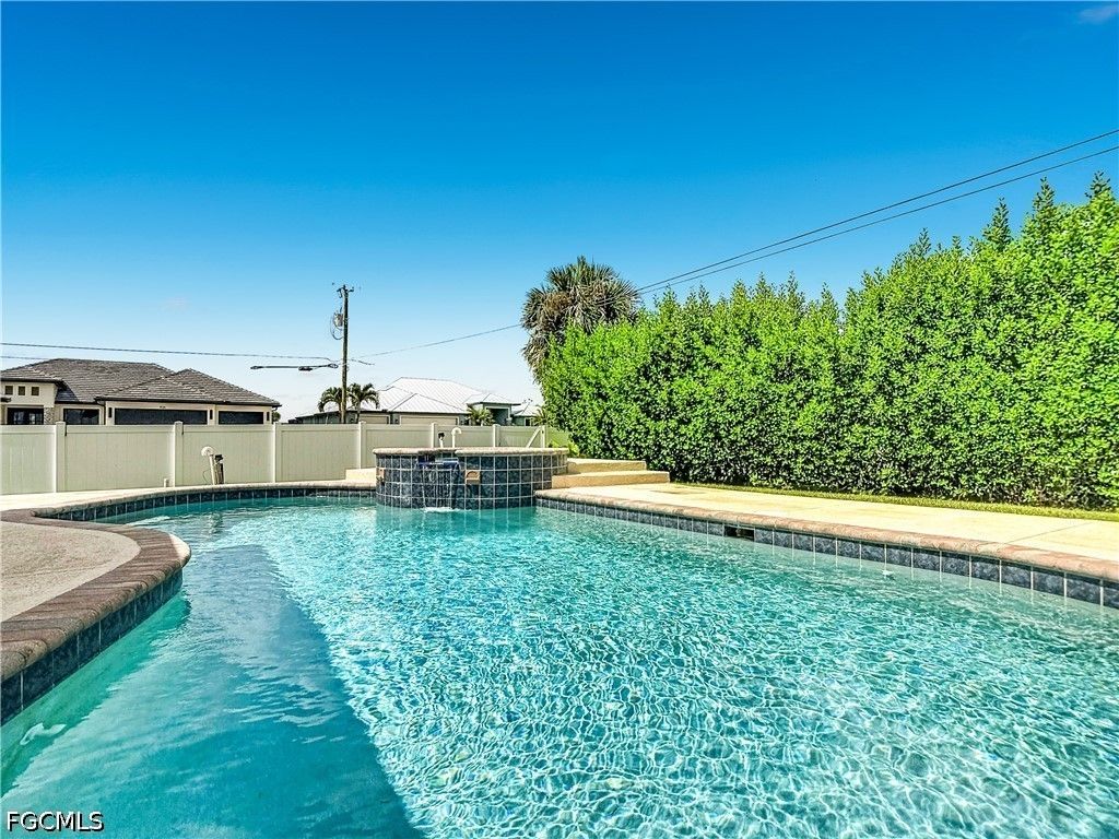 Image 9 of property listing at 3612 SW 8th CT, Cape Coral, FL 33914