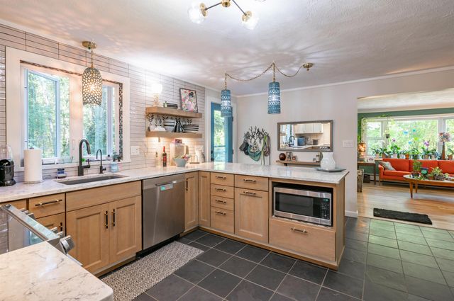 16 Teloian Drive, Hudson, NH 03051