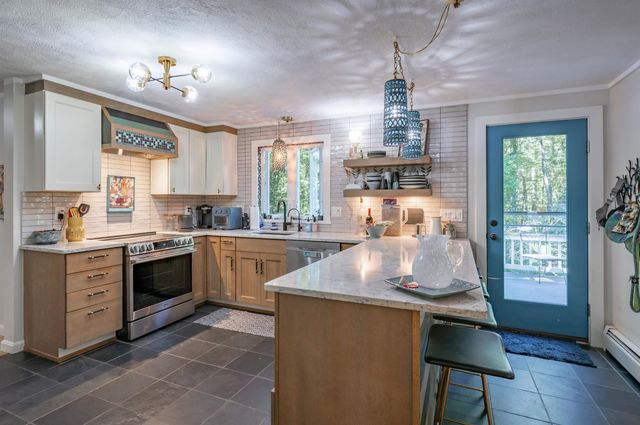 16 Teloian Drive, Hudson, NH 03051