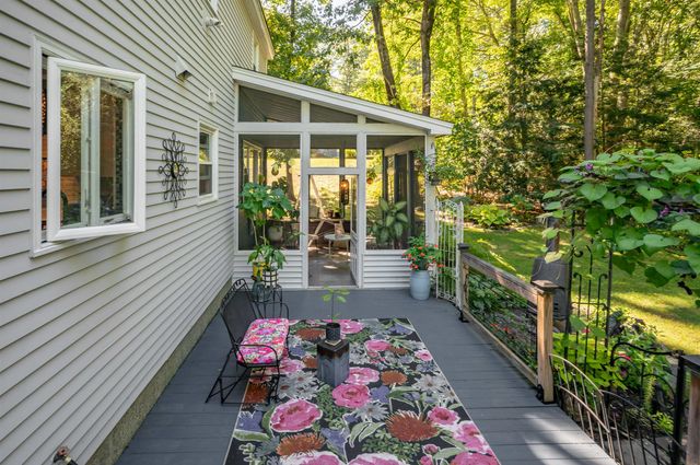 16 Teloian Drive, Hudson, NH 03051