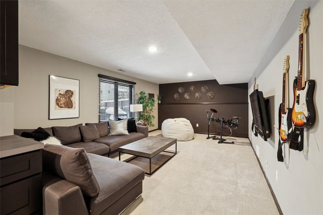 9109 Hammontree Drive, Urbandale, IA 50322