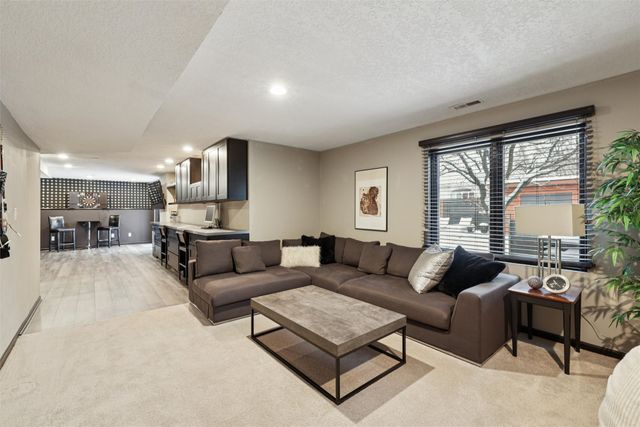 9109 Hammontree Drive, Urbandale, IA 50322