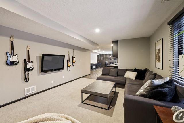 9109 Hammontree Drive, Urbandale, IA 50322