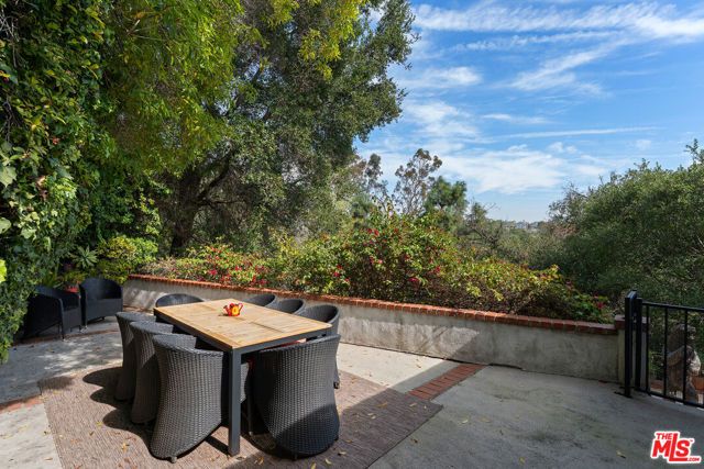 172 S Woodburn Drive, Los Angeles, CA 90049