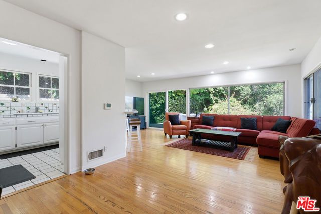 172 S Woodburn Drive, Los Angeles, CA 90049