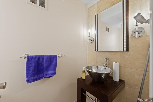 676 Sheffield Road, Auburn Hills, MI 48326