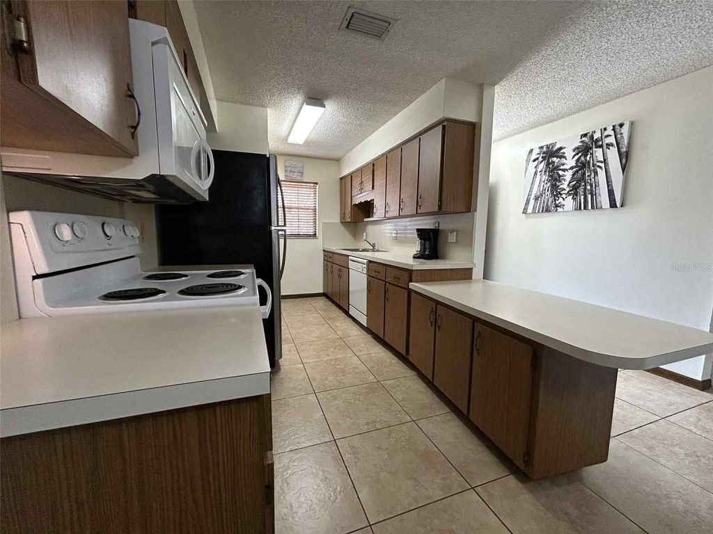 Image 5 of property listing at 3613 BAY COURT, St Cloud, FL 34769