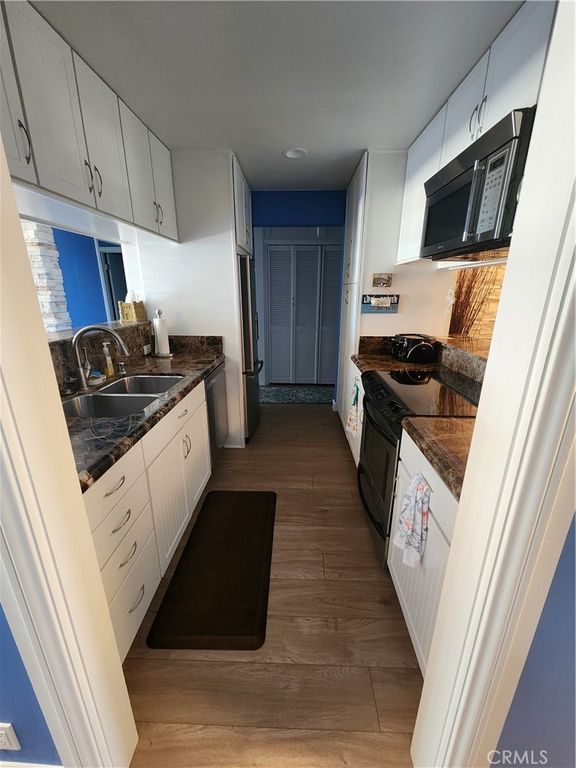 Image 11 of property listing at 600 E Oceanfront 1D, Newport Beach, CA 92661
