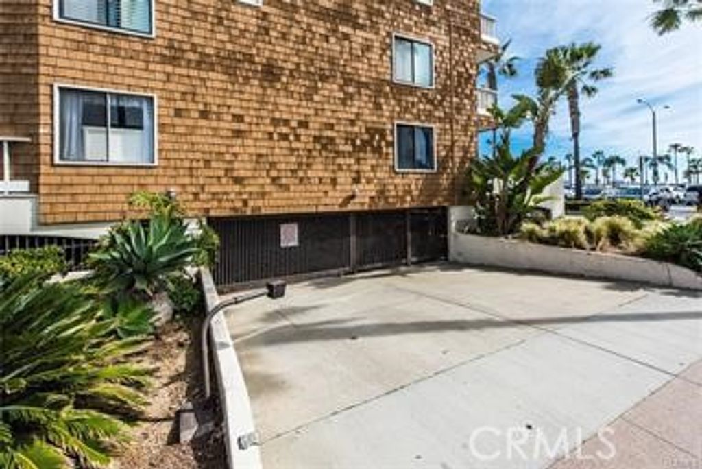 Image 3 of property listing at 600 E Oceanfront 1D, Newport Beach, CA 92661