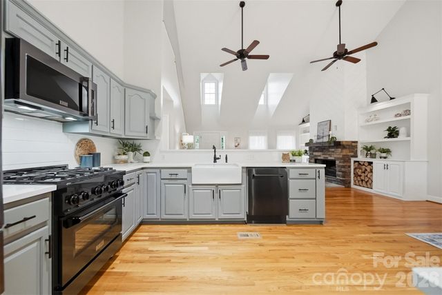 920 Barrington Drive NE, Lenoir, NC 28645