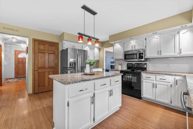 13785 W Maria DRIVE, New Berlin, WI 53151