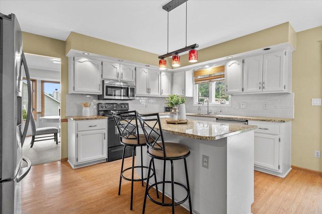 13785 W Maria DRIVE, New Berlin, WI 53151