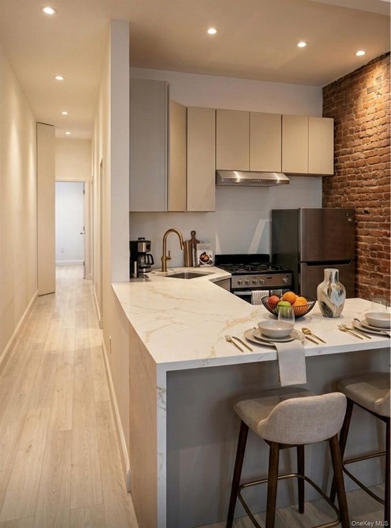 437 W 43rd Street 1, New York (manhattan), NY 10036 — photo 2