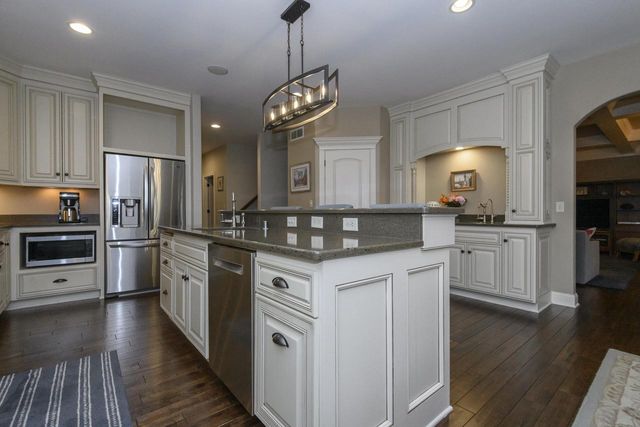 S76W26010 Prairieside DRIVE, Waukesha, WI 53189