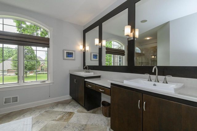 S76W26010 Prairieside DRIVE, Waukesha, WI 53189