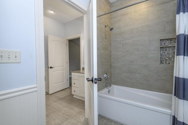 S76W26010 Prairieside DRIVE, Waukesha, WI 53189