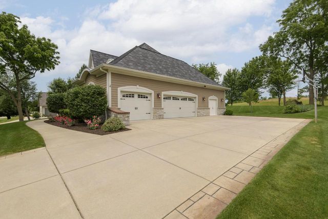 S76W26010 Prairieside DRIVE, Waukesha, WI 53189