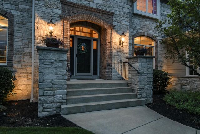 S76W26010 Prairieside DRIVE, Waukesha, WI 53189