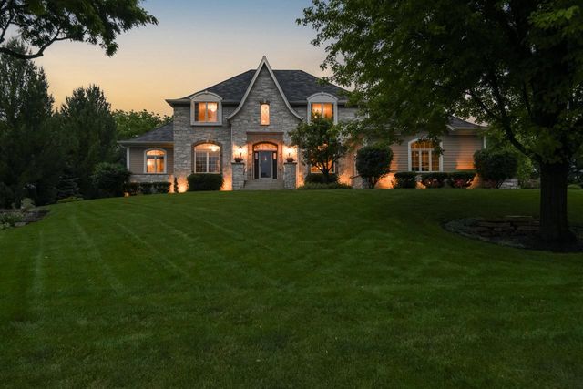 S76W26010 Prairieside DRIVE, Waukesha, WI 53189